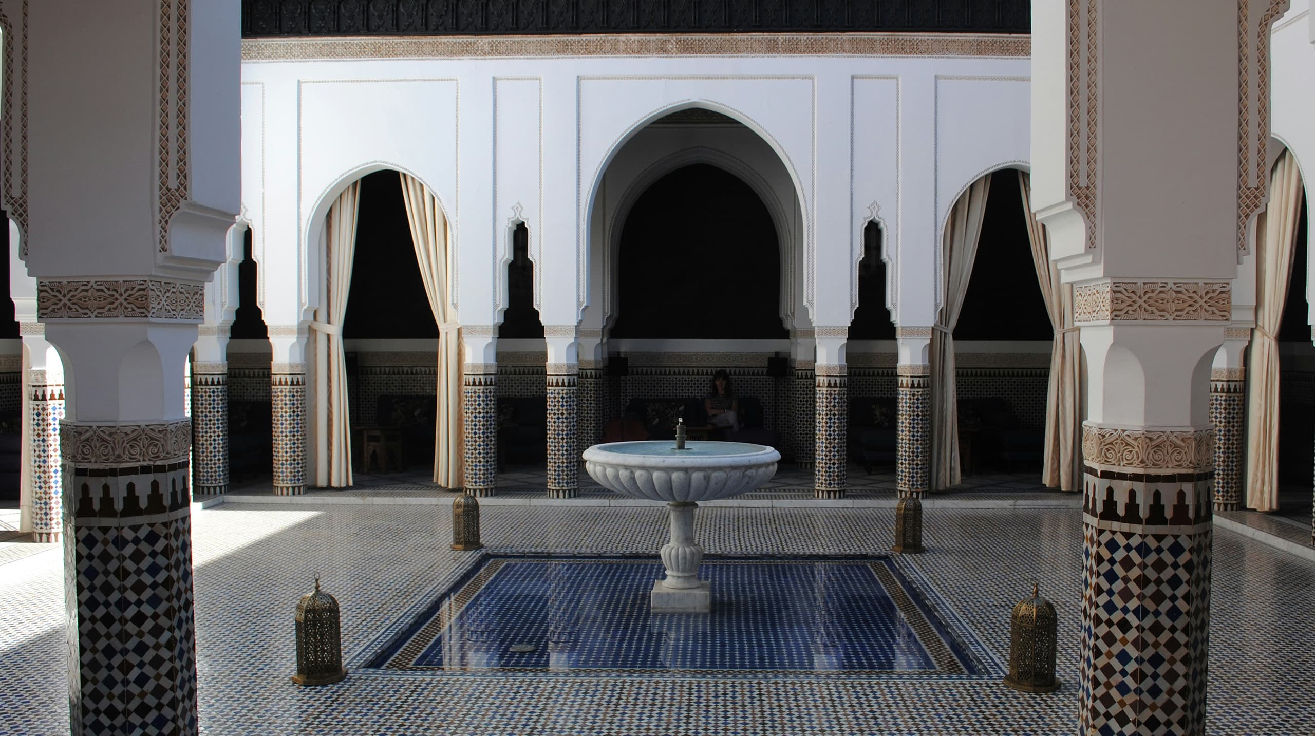 orientalisches Bad mit Bögen und einem Brunnen